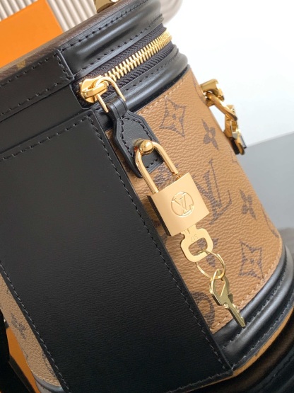 セミリジッド ハンドバッグ