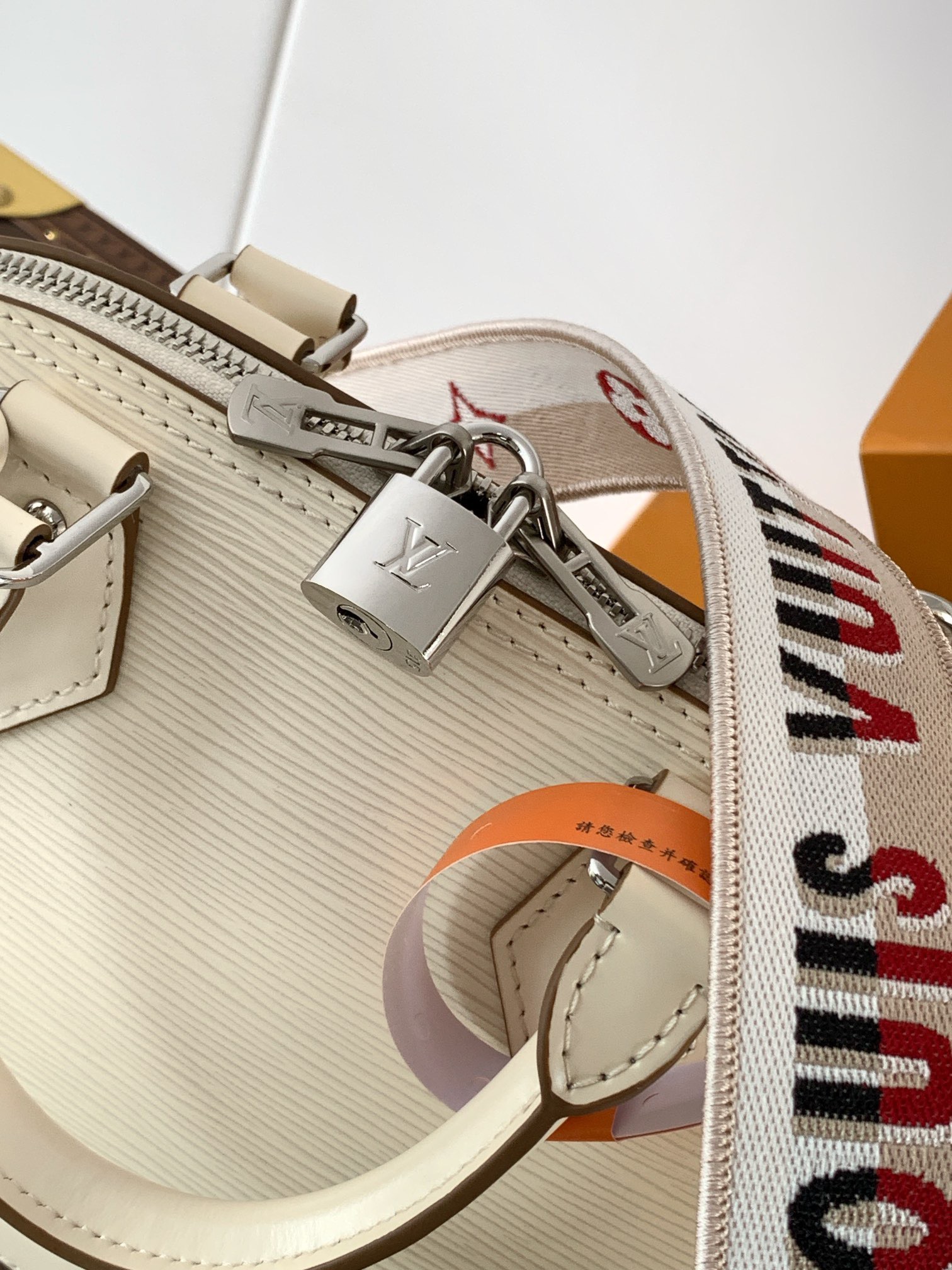 Alma BB バッグは、カラフルなエピ・レザーで仕立てられています。