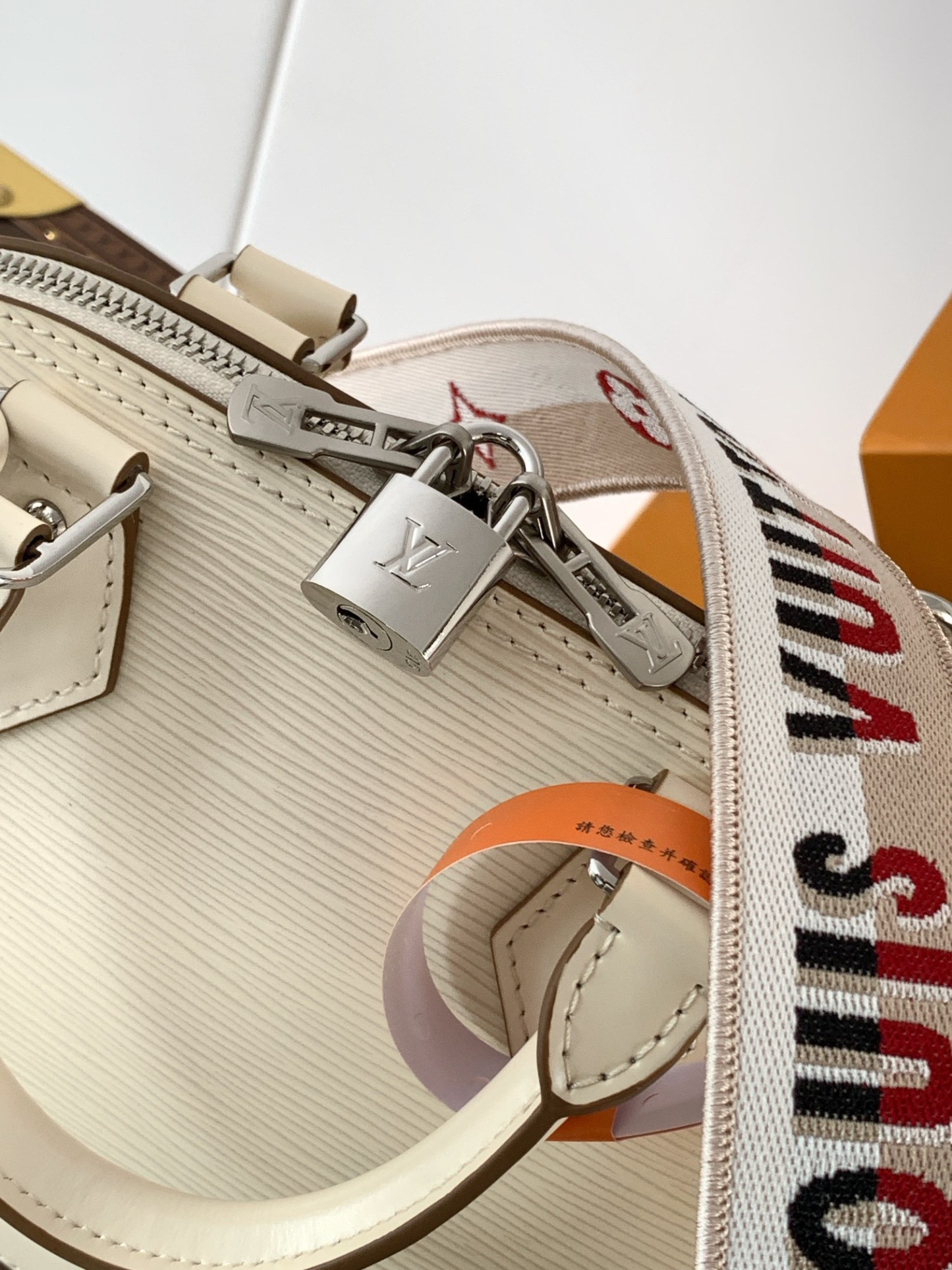 Alma BB バッグは、カラフルなエピ・レザーで仕立てられています。