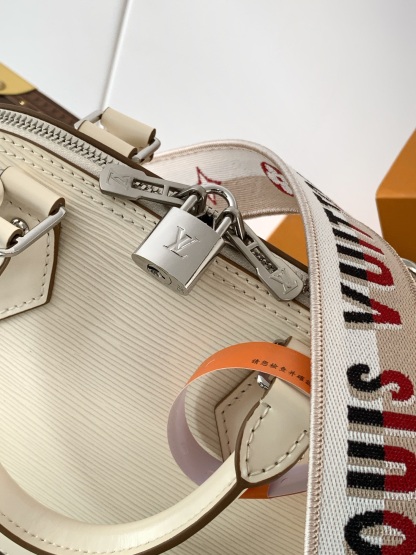 Alma BB バッグは、カラフルなエピ・レザーで仕立てられています。