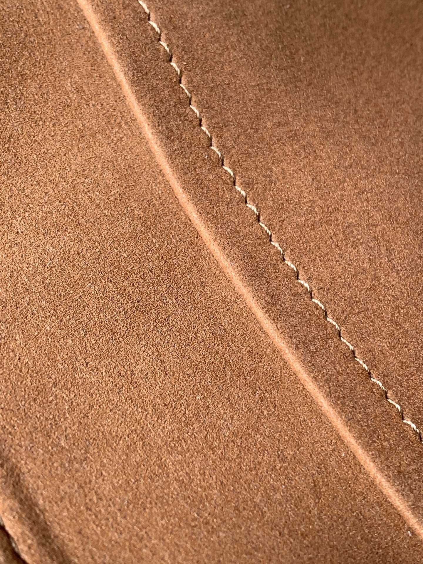 Alma BB バッグは、カラフルなエピ・レザーで仕立てられています。