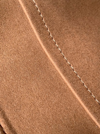 Alma BB バッグは、カラフルなエピ・レザーで仕立てられています。