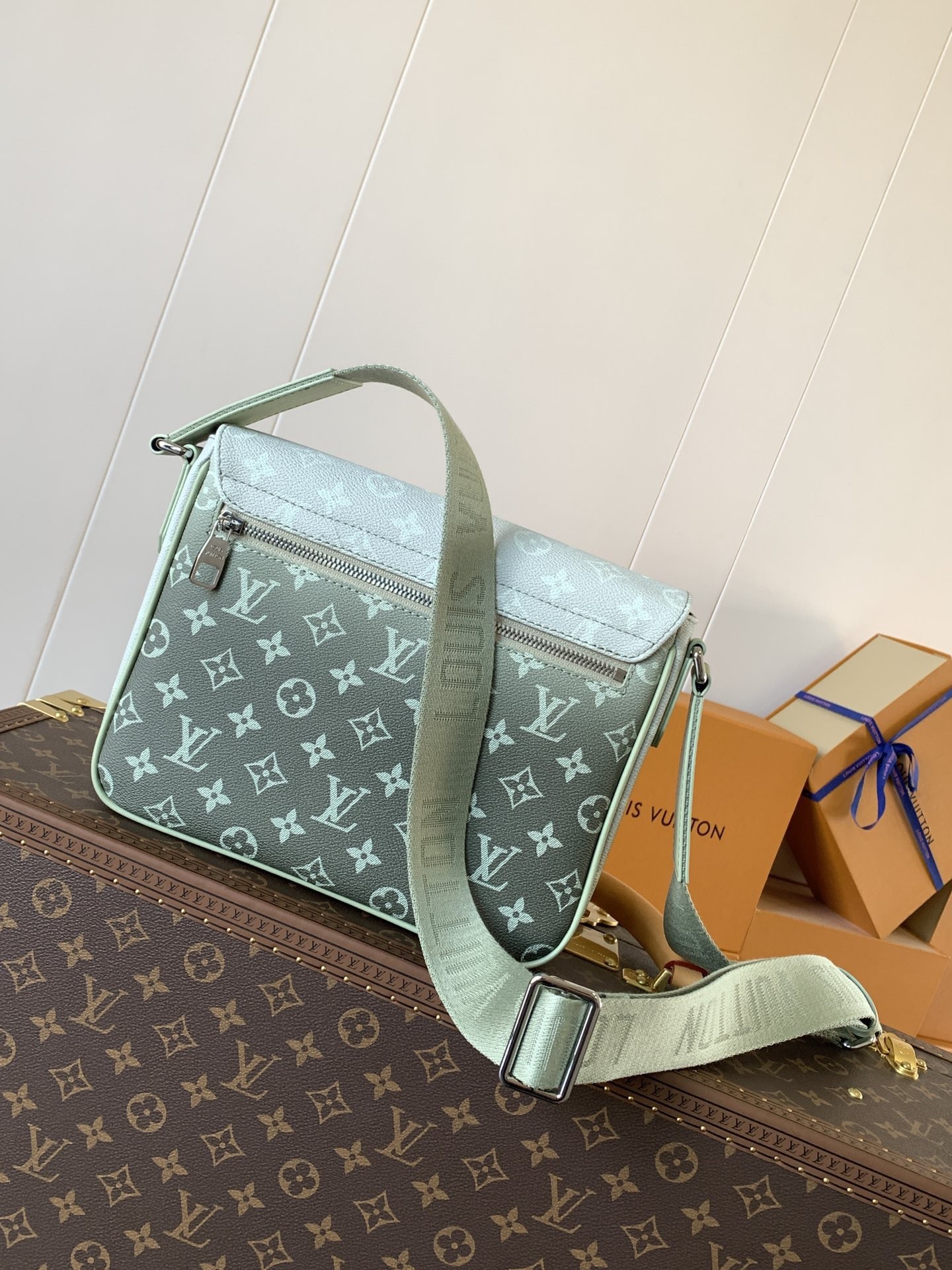 LOUIS VUITTON バッグ スタイリッシュで合わせやすいメッセンジャーバッグ
