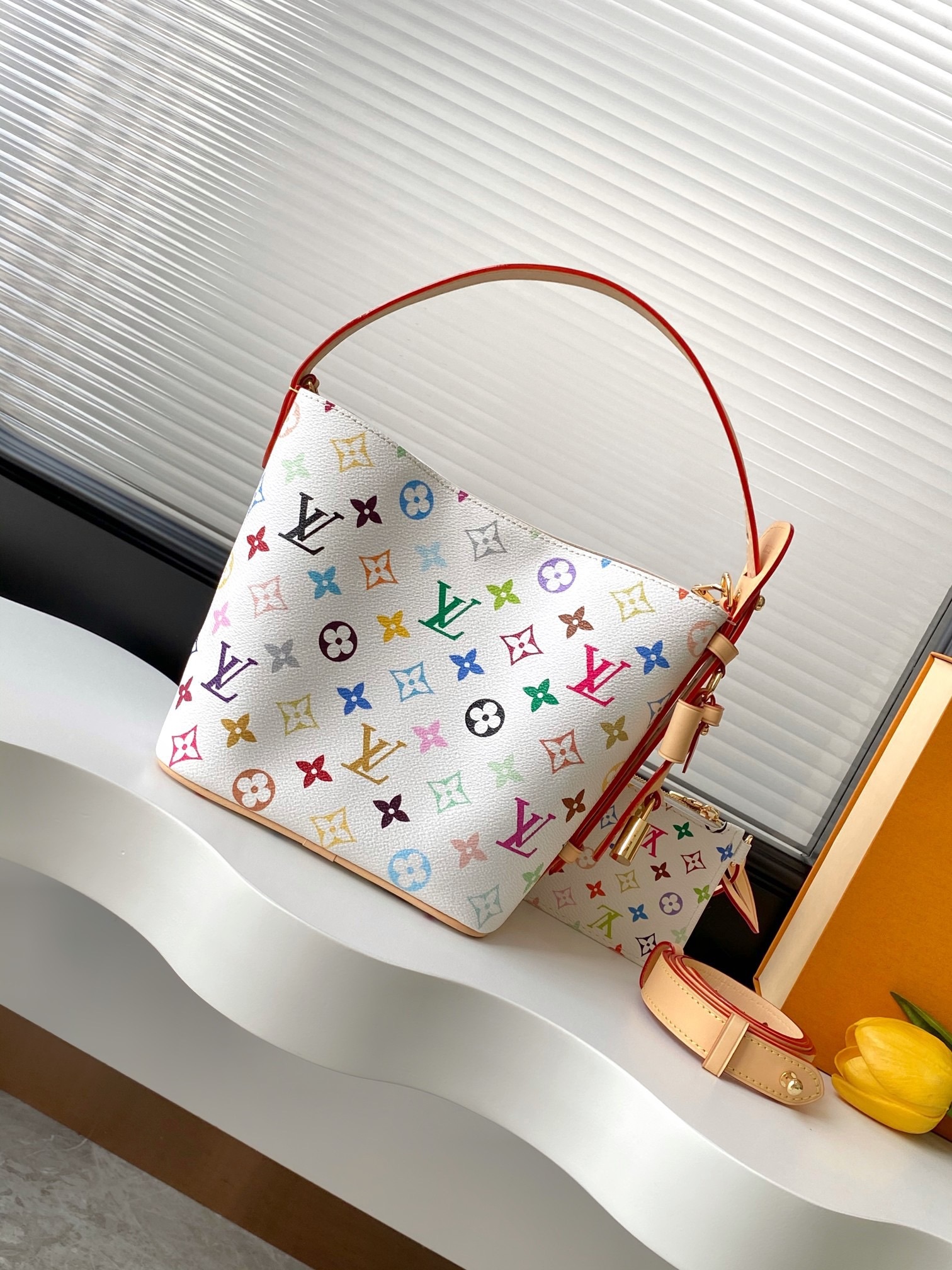 「All In BB バッグは、繊細なディテールを通して、ルイ・ヴィトン × 村上隆 リエディション コレクションの遊び心あふれるスタイルを表現します