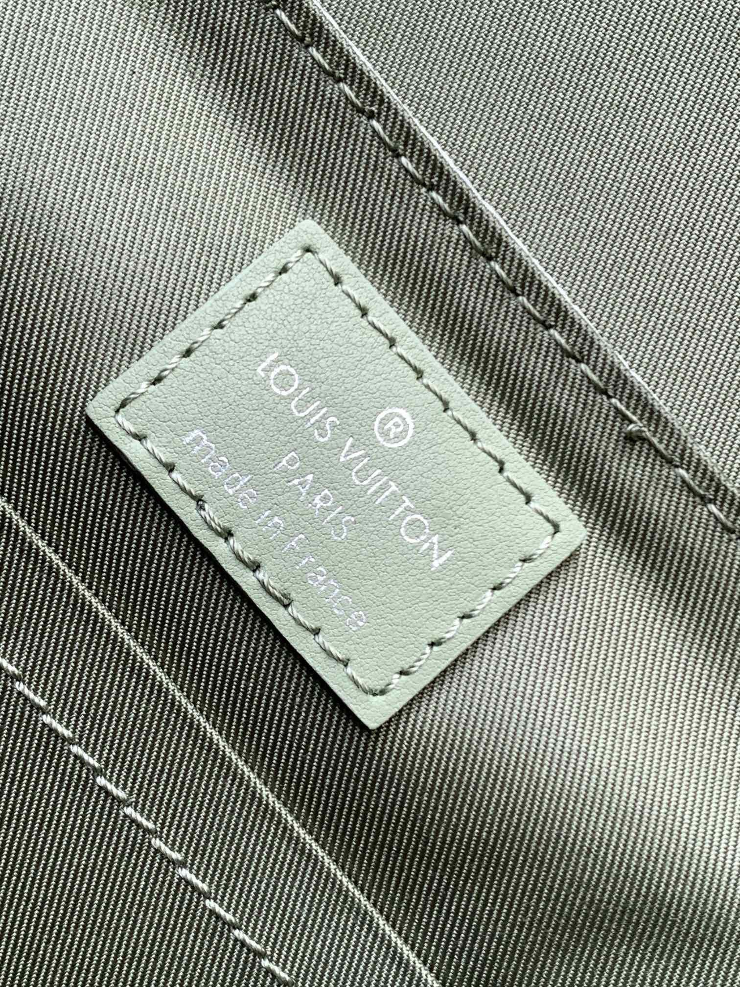 LOUIS VUITTON バッグ スタイリッシュで合わせやすいメッセンジャーバッグ