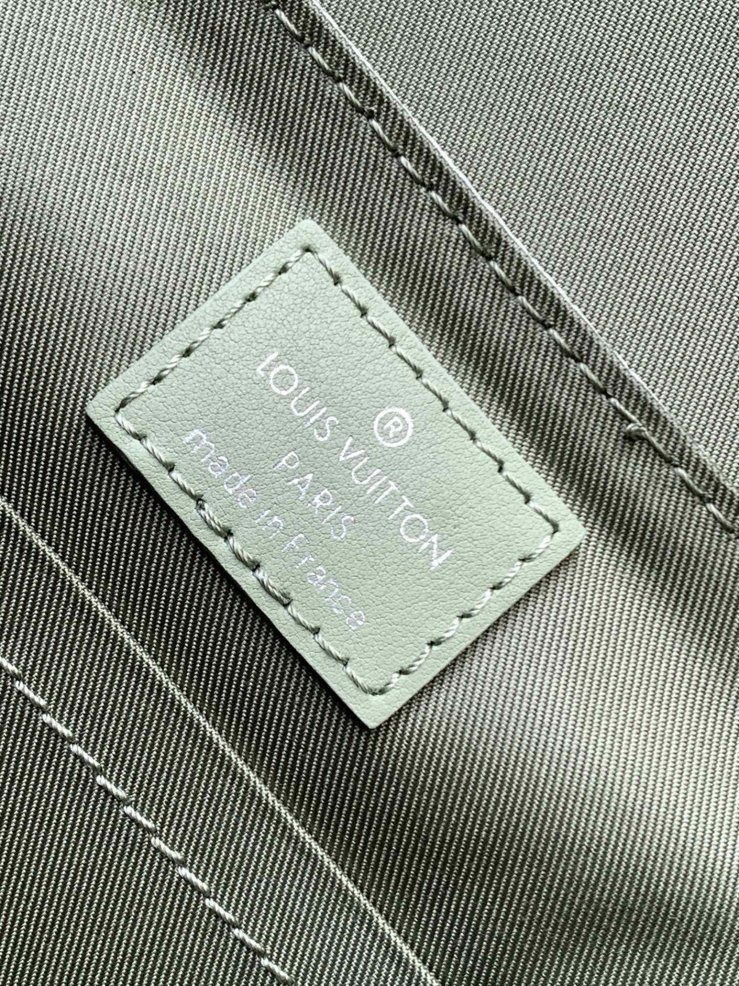 LOUIS VUITTON バッグ スタイリッシュで合わせやすいメッセンジャーバッグ