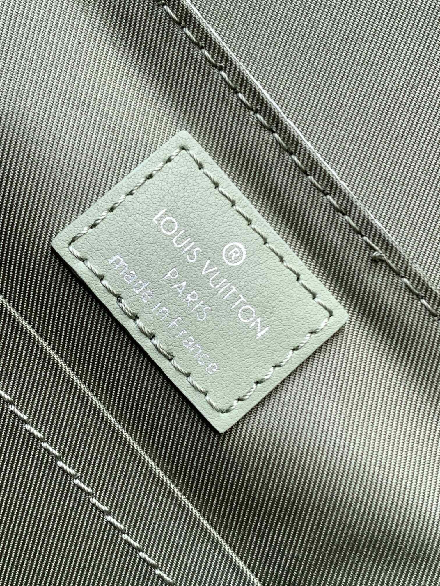 LOUIS VUITTON バッグ スタイリッシュで合わせやすいメッセンジャーバッグ