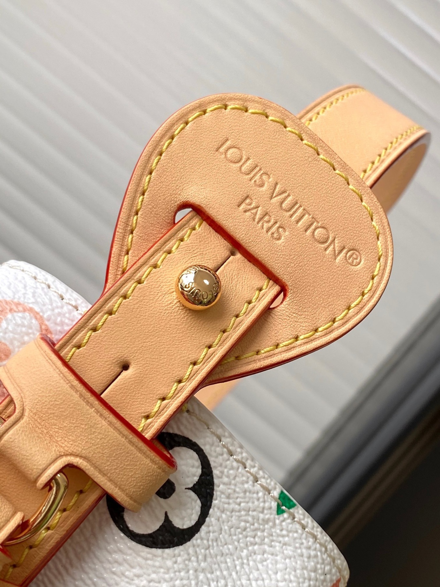 「All In BB バッグは、繊細なディテールを通して、ルイ・ヴィトン × 村上隆 リエディション コレクションの遊び心あふれるスタイルを表現します