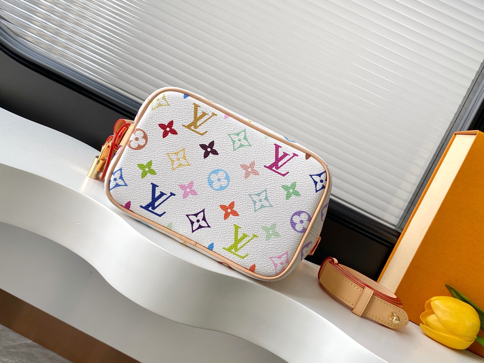 「All In BB バッグは、繊細なディテールを通して、ルイ・ヴィトン × 村上隆 リエディション コレクションの遊び心あふれるスタイルを表現します