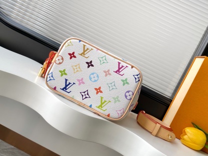 「All In BB バッグは、繊細なディテールを通して、ルイ・ヴィトン × 村上隆 リエディション コレクションの遊び心あふれるスタイルを表現します