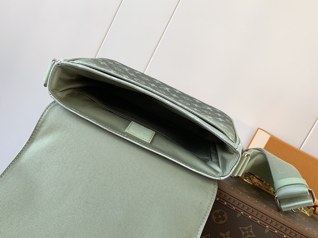 LOUIS VUITTON バッグ スタイリッシュで合わせやすいメッセンジャーバッグ