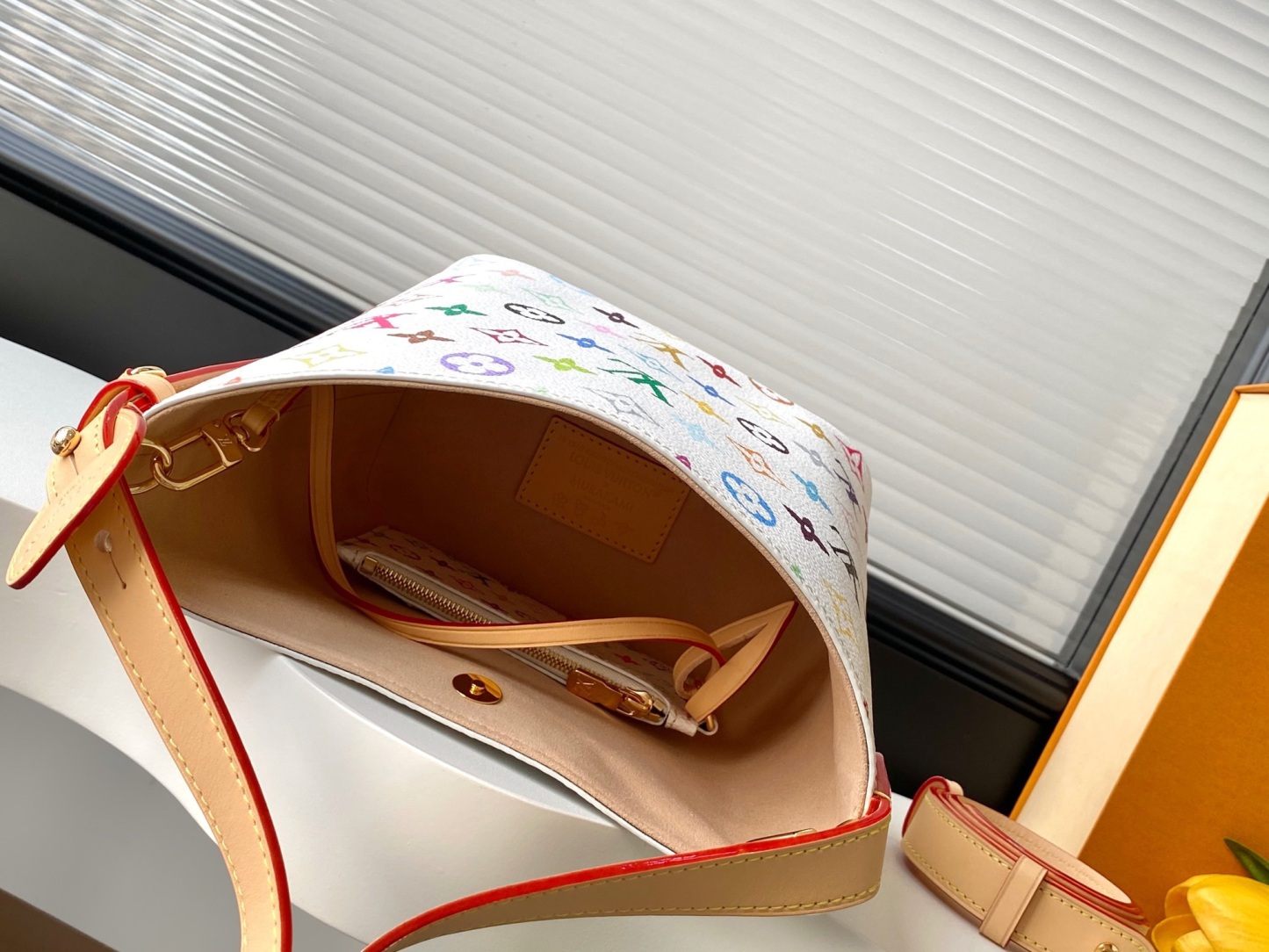 「All In BB バッグは、繊細なディテールを通して、ルイ・ヴィトン × 村上隆 リエディション コレクションの遊び心あふれるスタイルを表現します