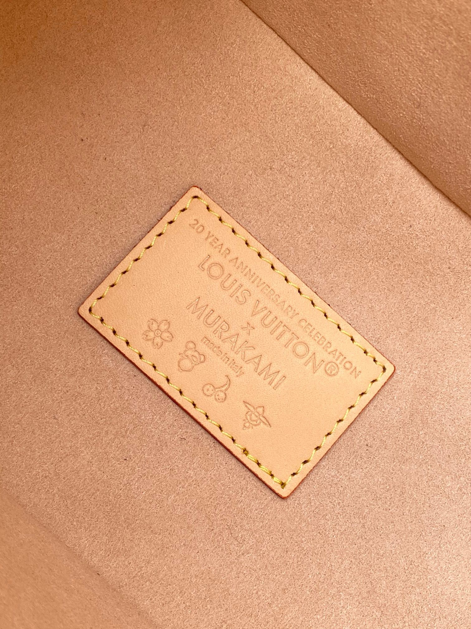 「All In BB バッグは、繊細なディテールを通して、ルイ・ヴィトン × 村上隆 リエディション コレクションの遊び心あふれるスタイルを表現します