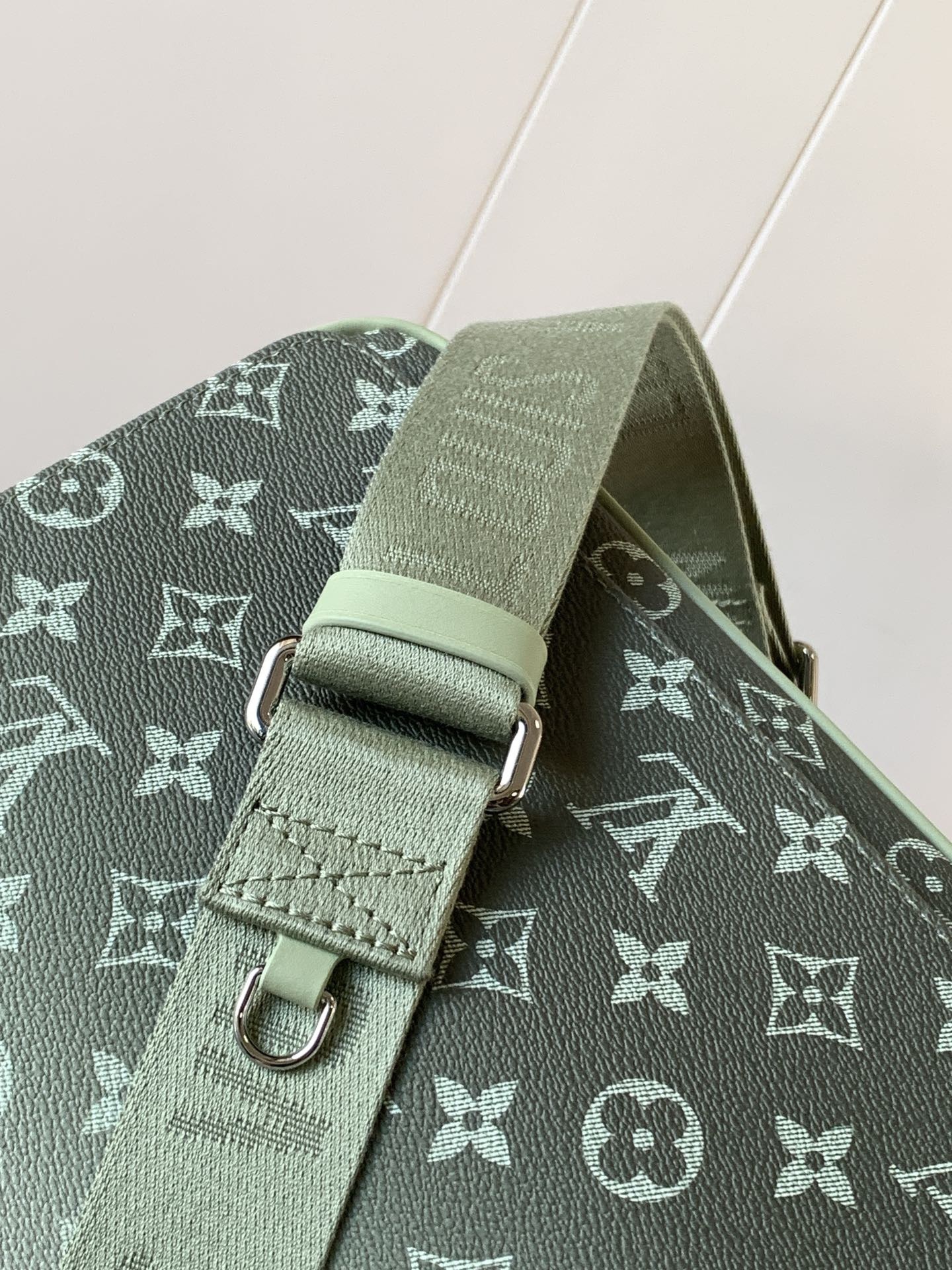 LOUIS VUITTON バッグ スタイリッシュで合わせやすいメッセンジャーバッグ
