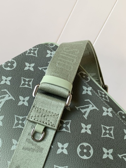 LOUIS VUITTON バッグ スタイリッシュで合わせやすいメッセンジャーバッグ