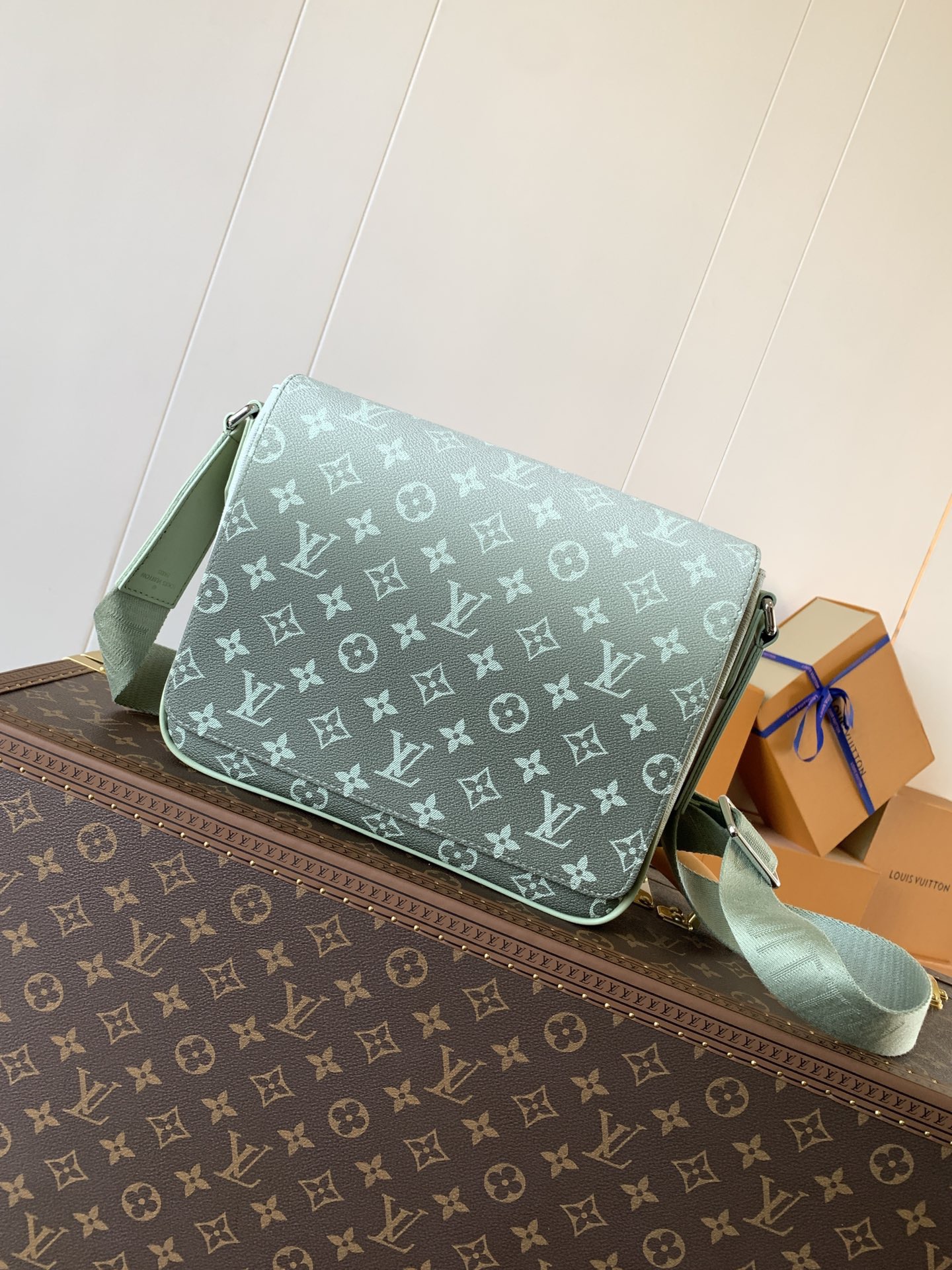 LOUIS VUITTON バッグ スタイリッシュで合わせやすいメッセンジャーバッグ