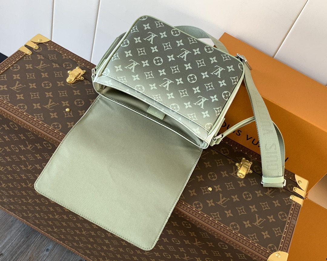 LOUIS VUITTON バッグ スタイリッシュで合わせやすいメッセンジャーバッグ