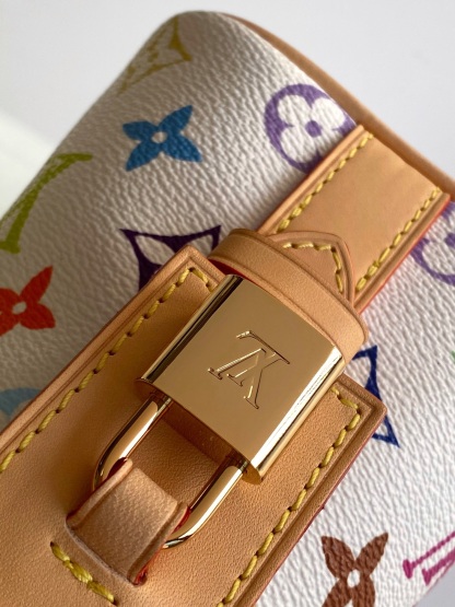 「All In BB バッグは、繊細なディテールを通して、ルイ・ヴィトン × 村上隆 リエディション コレクションの遊び心あふれるスタイルを表現します