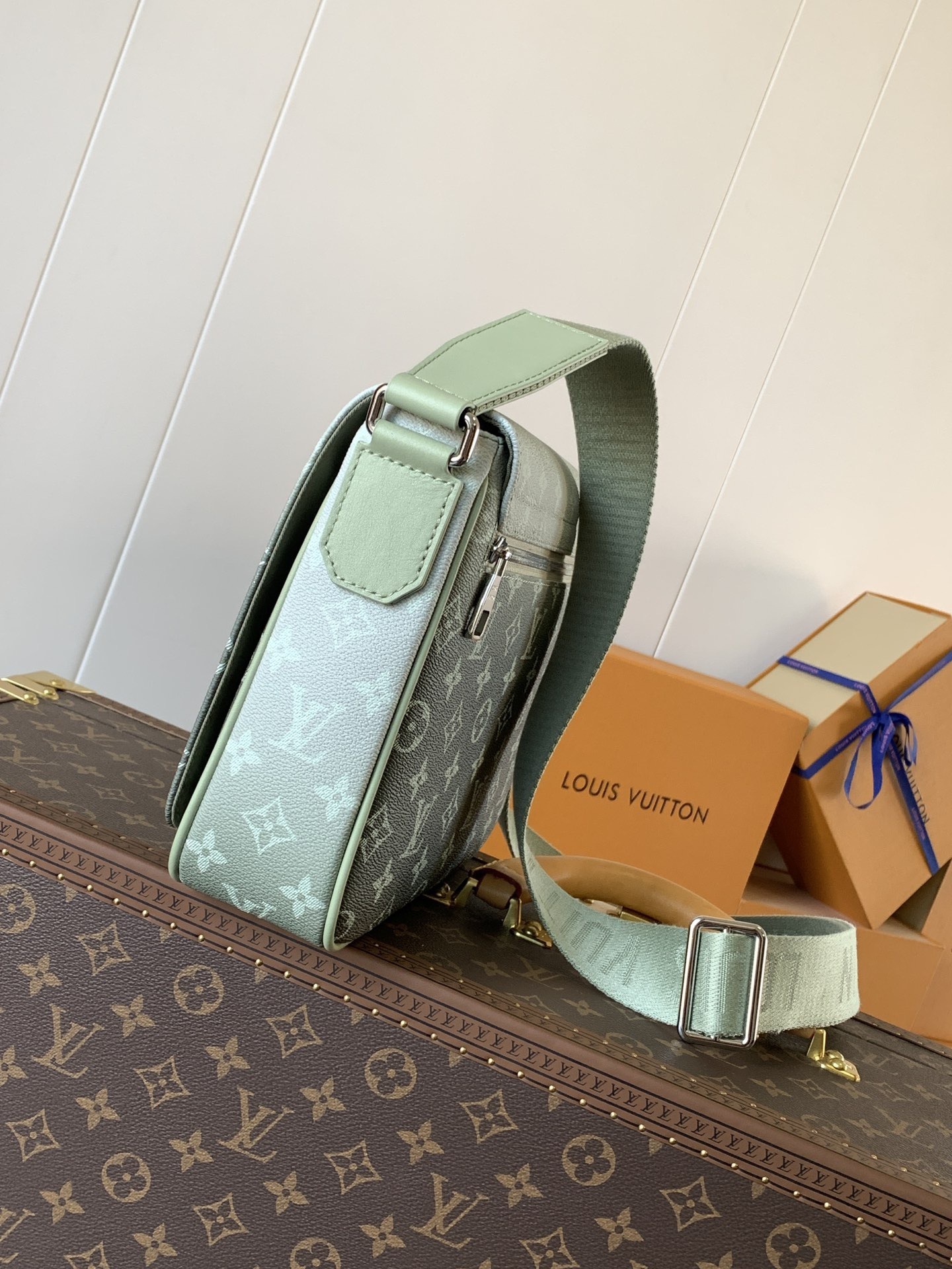 LOUIS VUITTON バッグ スタイリッシュで合わせやすいメッセンジャーバッグ