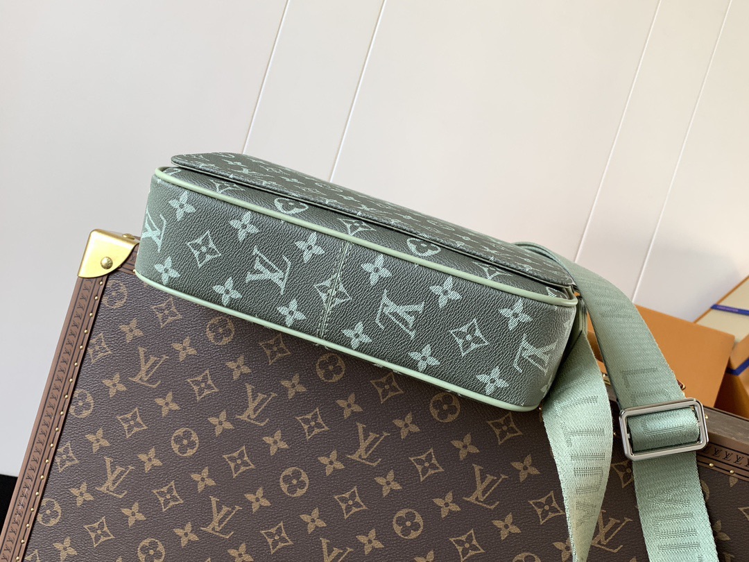 LOUIS VUITTON バッグ スタイリッシュで合わせやすいメッセンジャーバッグ