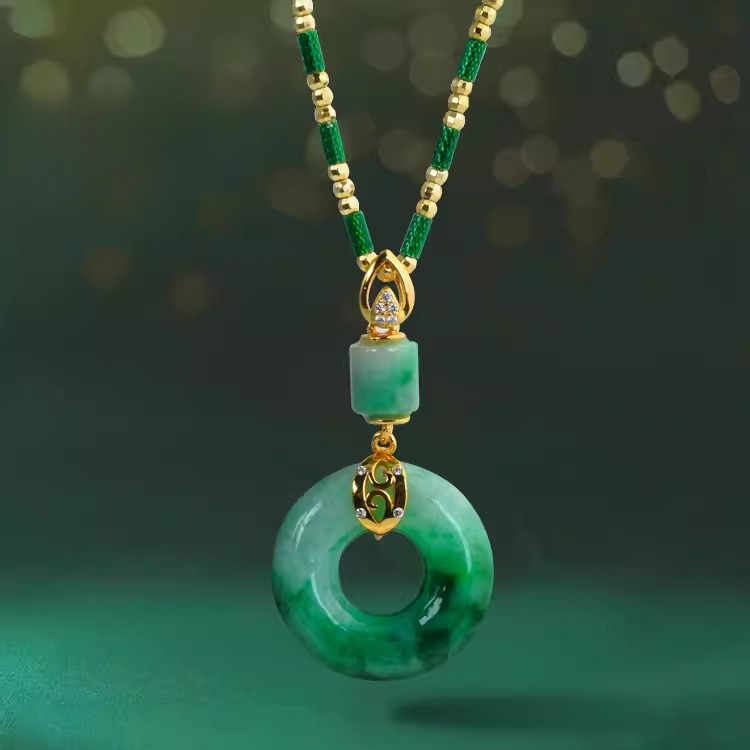 🥰เป็นสร้อยคอที่เหมาะกับผู้หญิงสวมใส่มาก เพราะมันสวย หรูหรา และน่าดูมาก