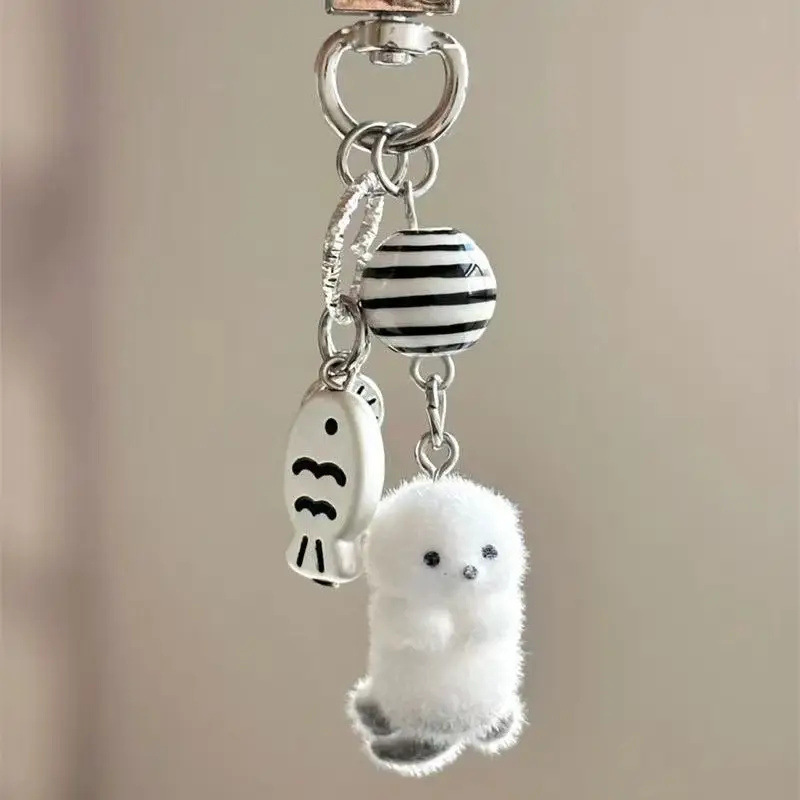 シロクマのかわいいフロック加工の白い北極動物キーホルダー.柔らかい