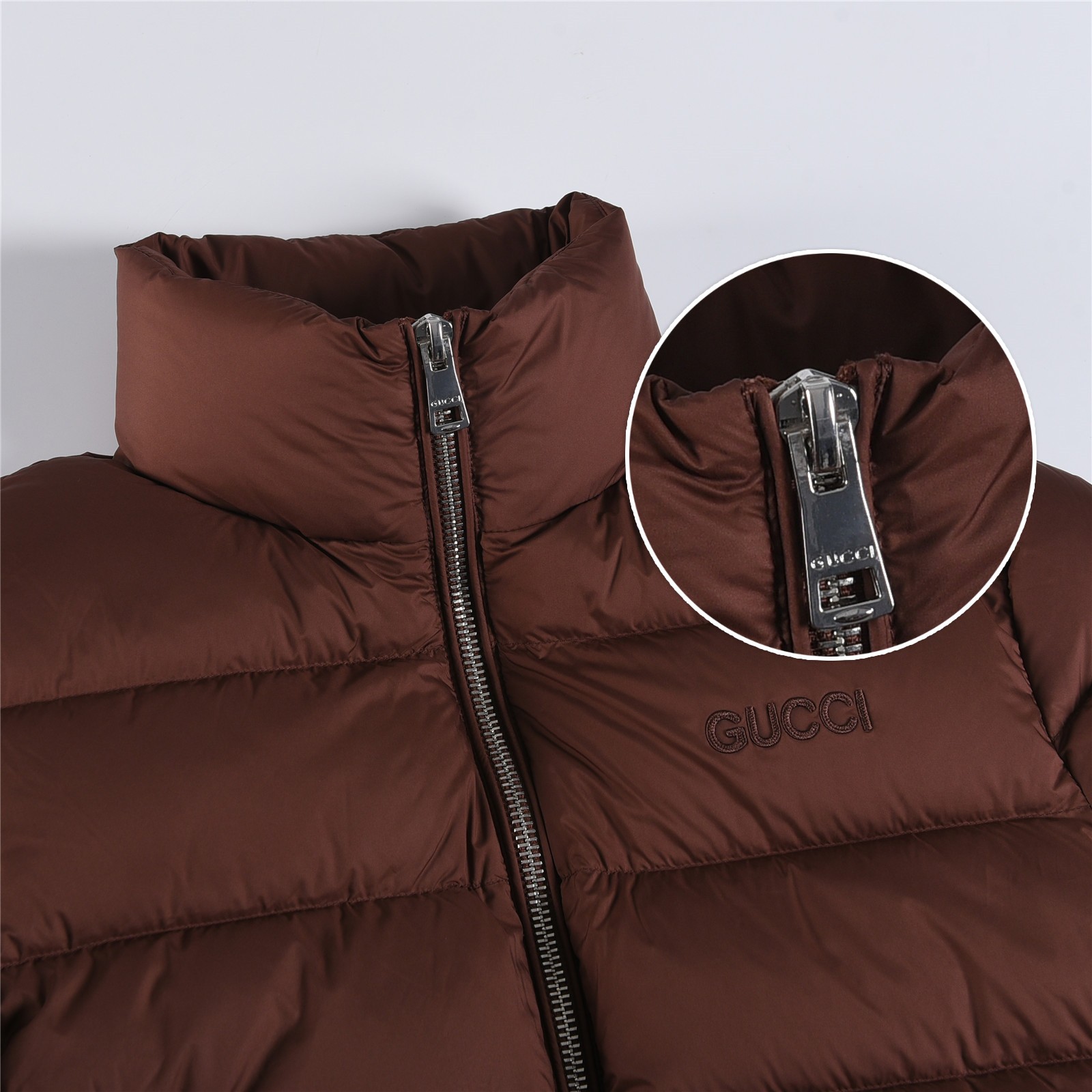 GUCCI グッチ FW25秋冬新作 刺繍ロゴ 立襟ローショルダー スリムフィット ダウンジャケット 男女兼用