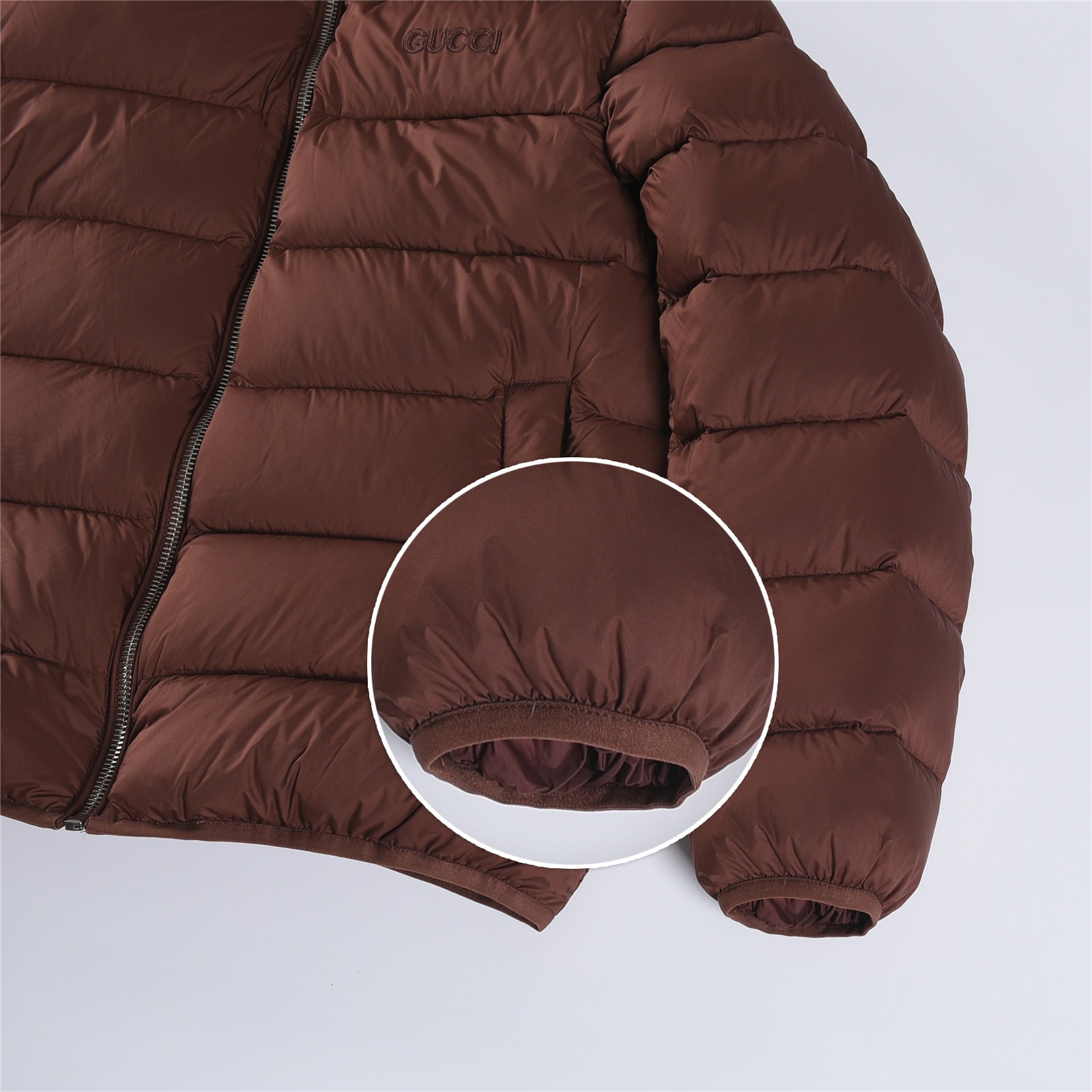 GUCCI グッチ FW25秋冬新作 刺繍ロゴ 立襟ローショルダー スリムフィット ダウンジャケット 男女兼用