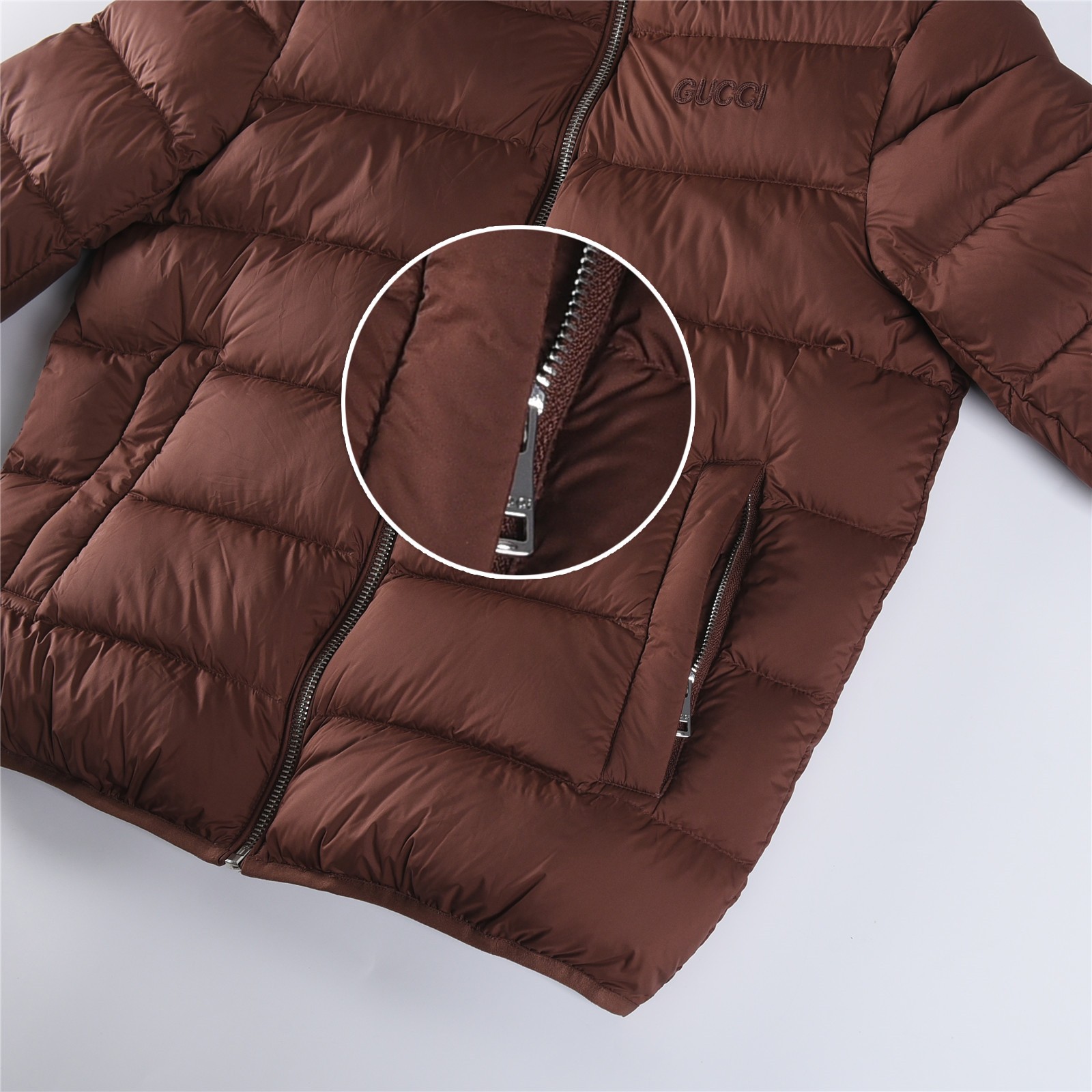 GUCCI グッチ FW25秋冬新作 刺繍ロゴ 立襟ローショルダー スリムフィット ダウンジャケット 男女兼用