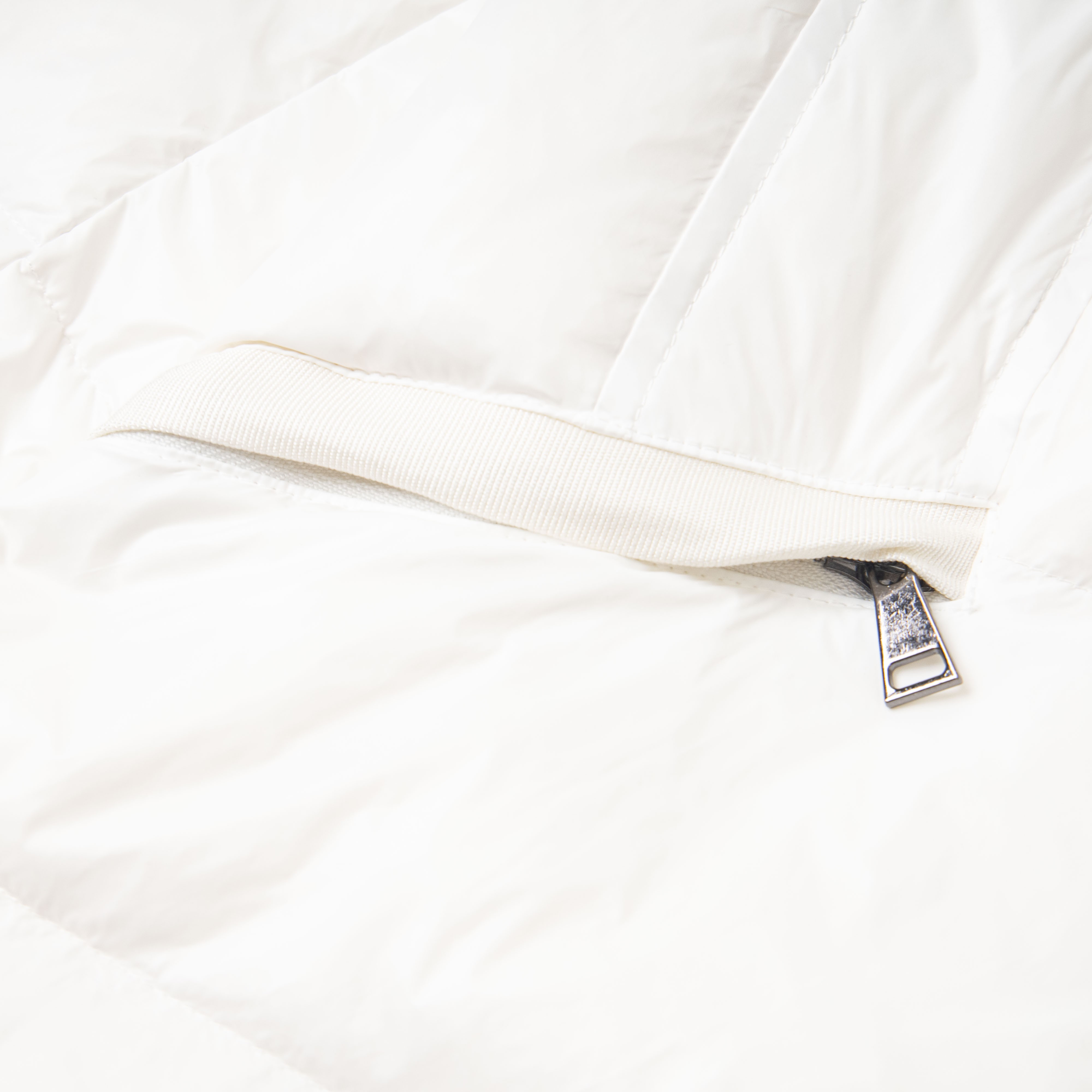 Moncler モンクレール 2025秋冬新作 Boed レディース ショートダウンジャケット 白 フォックスファーカラー ベルト付き