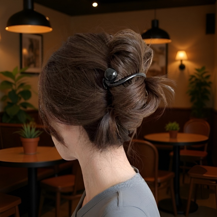時尚女生配戴高級感髮夾