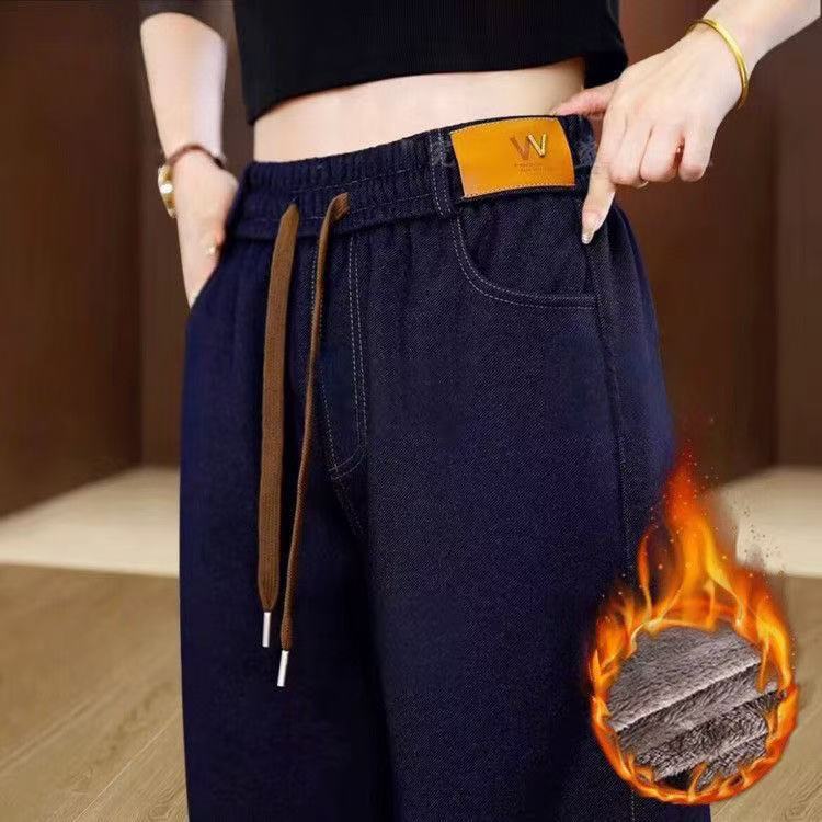 加絨厚款牛仔褲，舒適彈性牛仔布料，高腰包裹小腹，視覺上拉長腿部線條，實現極致顯瘦