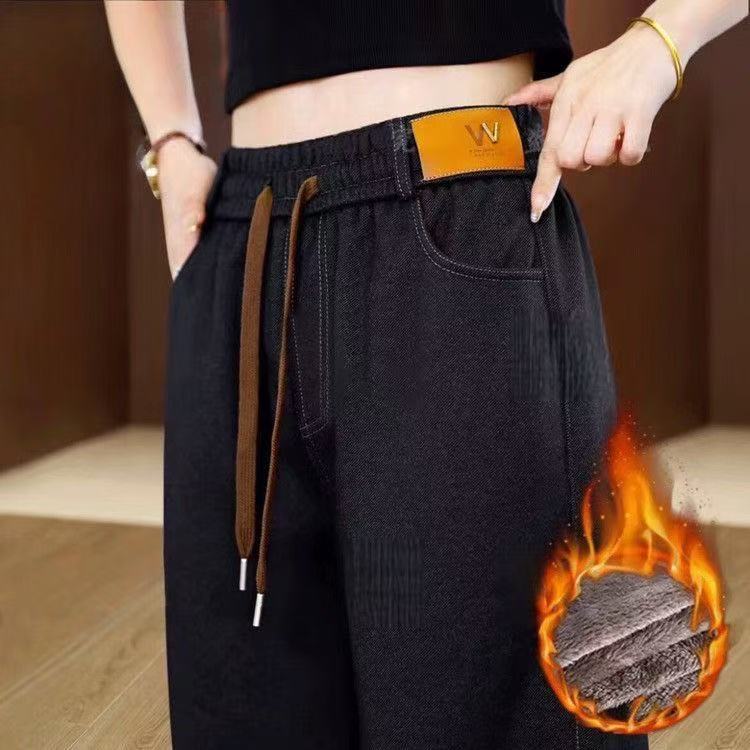 加絨厚款牛仔褲，舒適彈性牛仔布料，高腰包裹小腹，視覺上拉長腿部線條，實現極致顯瘦