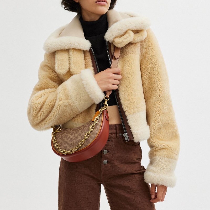 COACHの象徴的なミラ24ショルダーバッグ、三日月形のバッグ