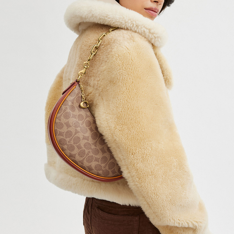 COACHの象徴的なミラ24ショルダーバッグ、三日月形のバッグ