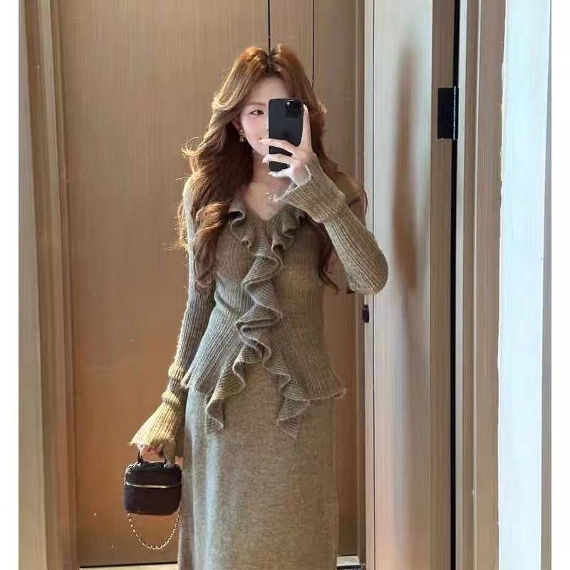 早秋韓系超美穿搭兩件式套裝 | 荷葉邊針織上衣 + 半身裙