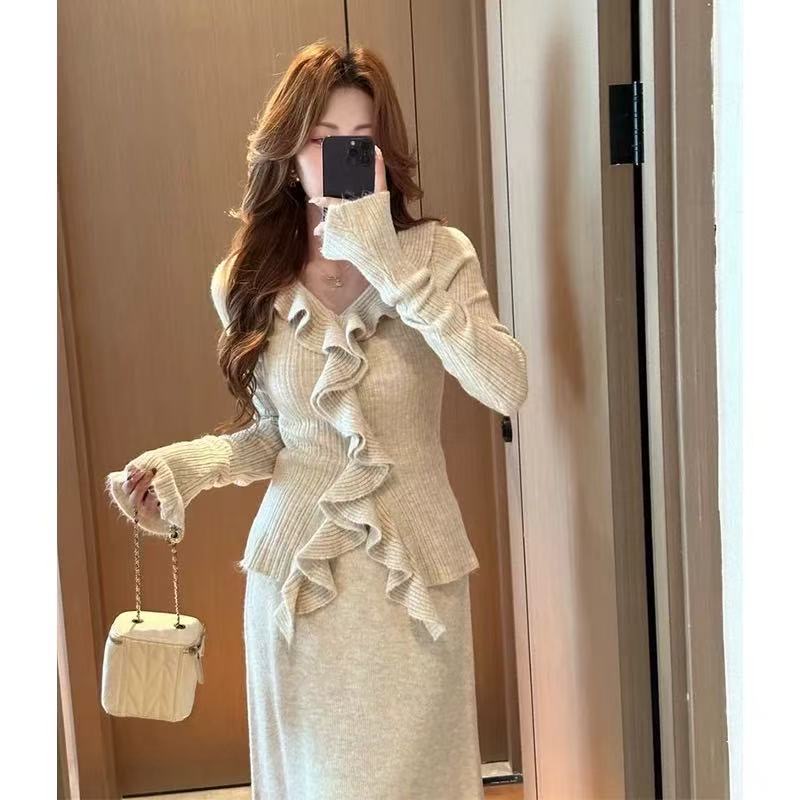 早秋韓系超美穿搭兩件式套裝 | 荷葉邊針織上衣 + 半身裙