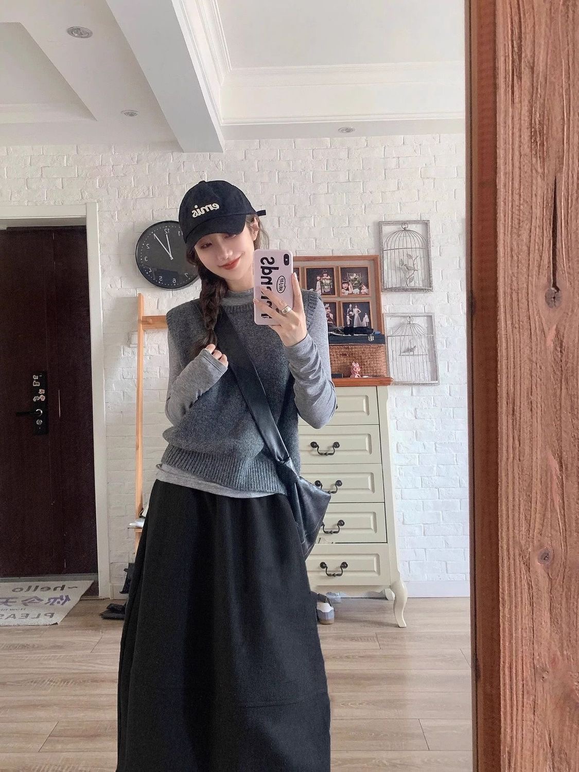 冬季新款｜設計感長袖打底上衣 + 灰色圓領針織背心馬甲 + 半身裙三件組