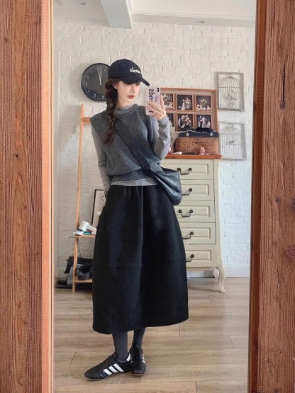 冬季新款｜設計感長袖打底上衣 + 灰色圓領針織背心馬甲 + 半身裙三件組