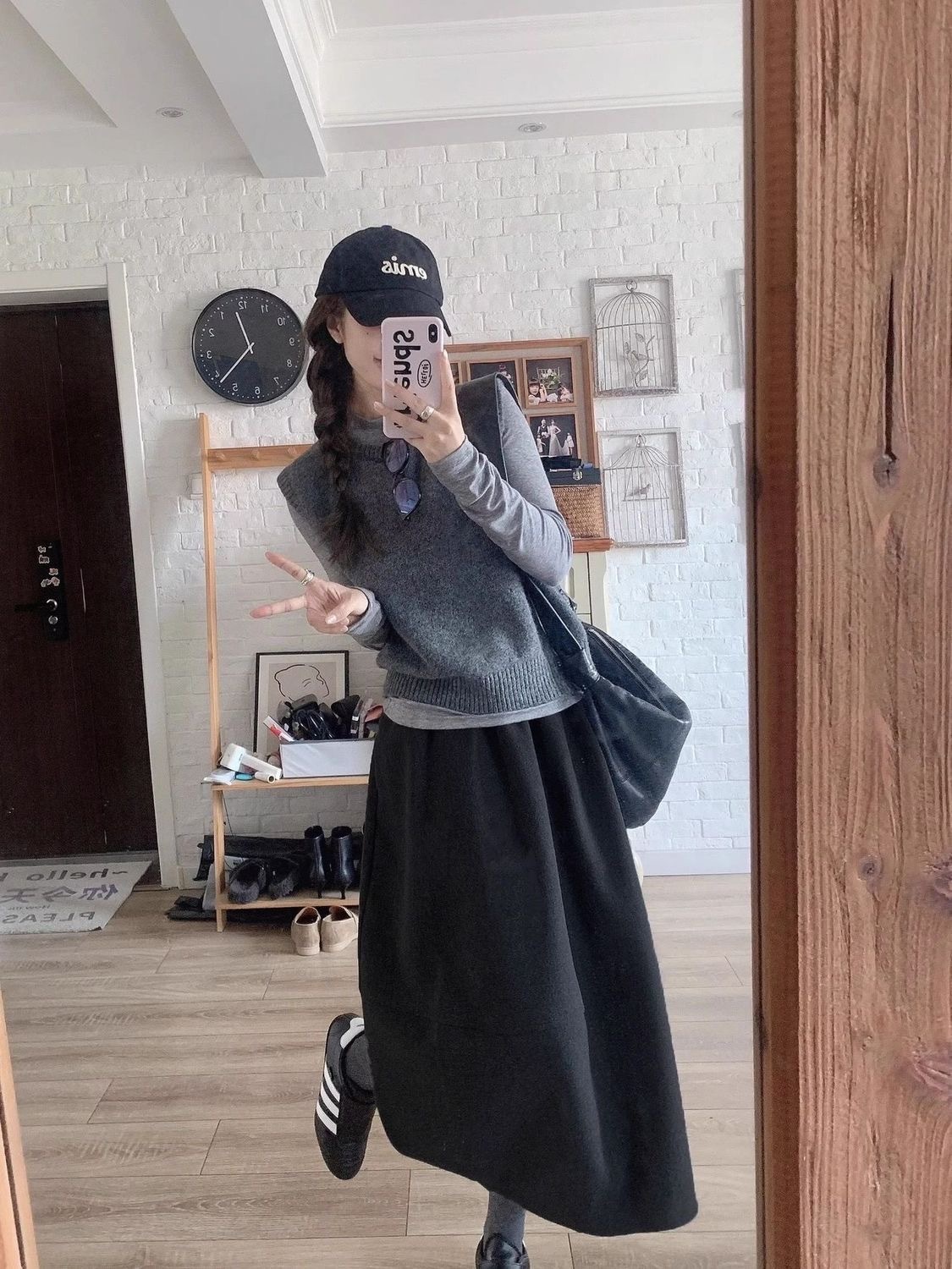 冬季新款｜設計感長袖打底上衣 + 灰色圓領針織背心馬甲 + 半身裙三件組