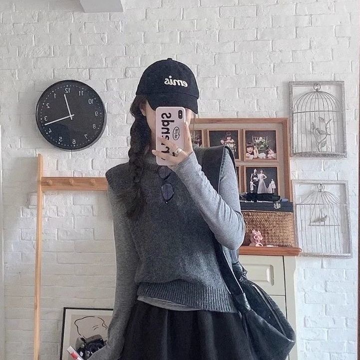 冬季新款｜設計感長袖打底上衣 + 灰色圓領針織背心馬甲 + 半身裙三件組