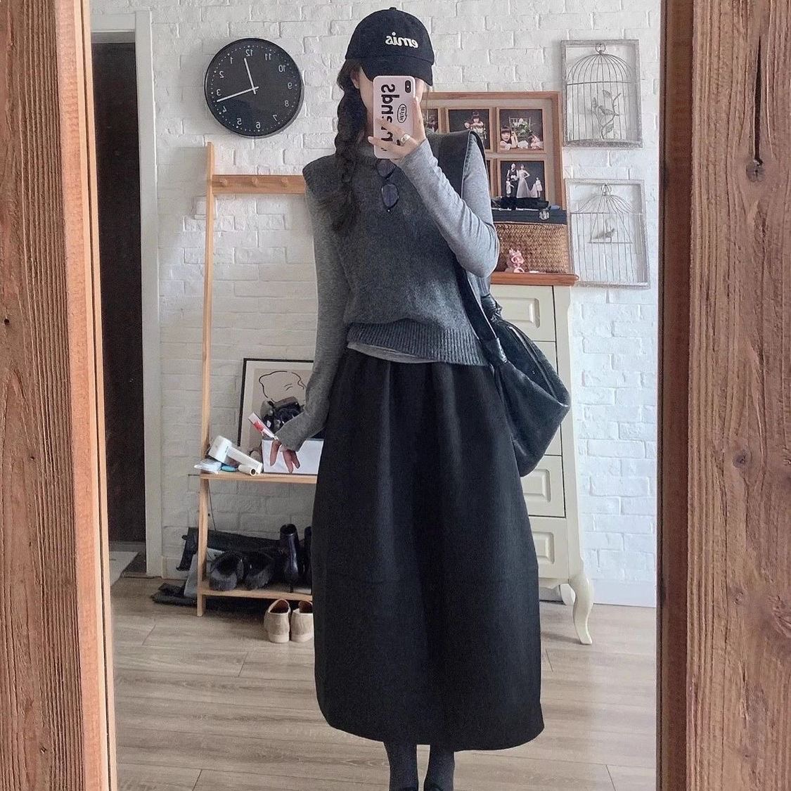 冬季新款｜設計感長袖打底上衣 + 灰色圓領針織背心馬甲 + 半身裙三件組