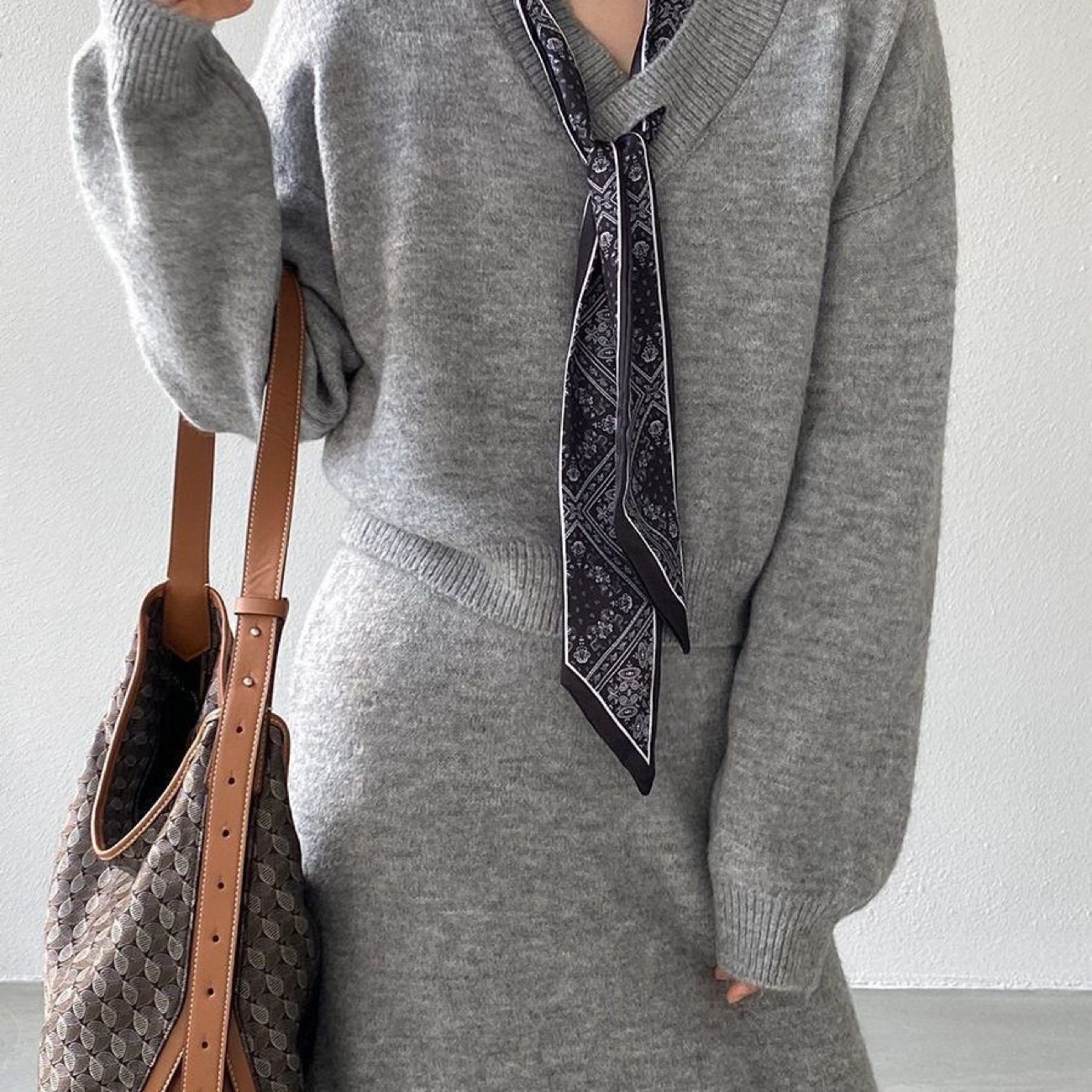 冬季新款｜韓系飄帶 V 領針織上衣 + 高腰顯瘦半身裙兩件組【送絲巾】