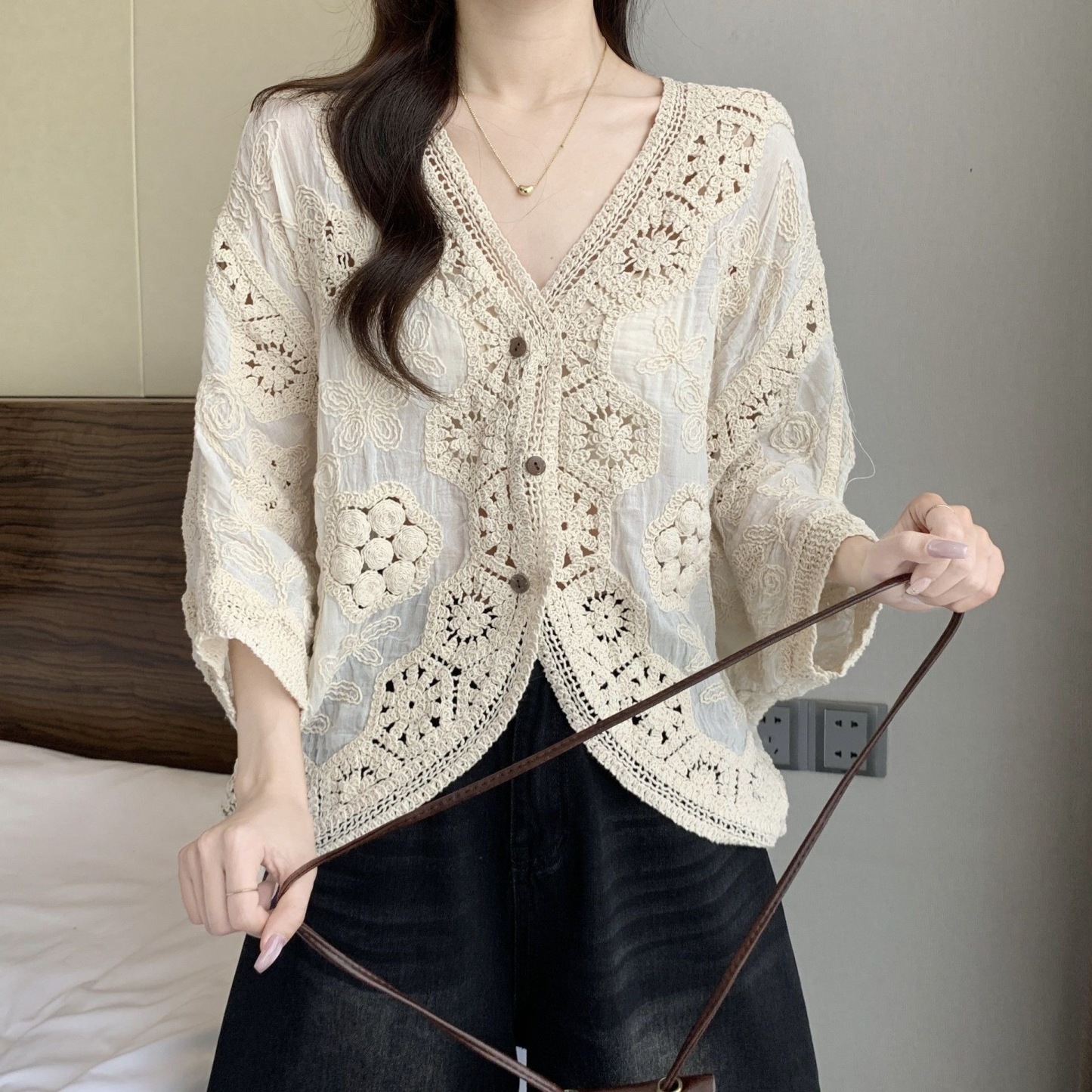 波希米亞風鉤花鏤空 V 領襯衫 女夏大尺碼遮肚防曬罩衫外套