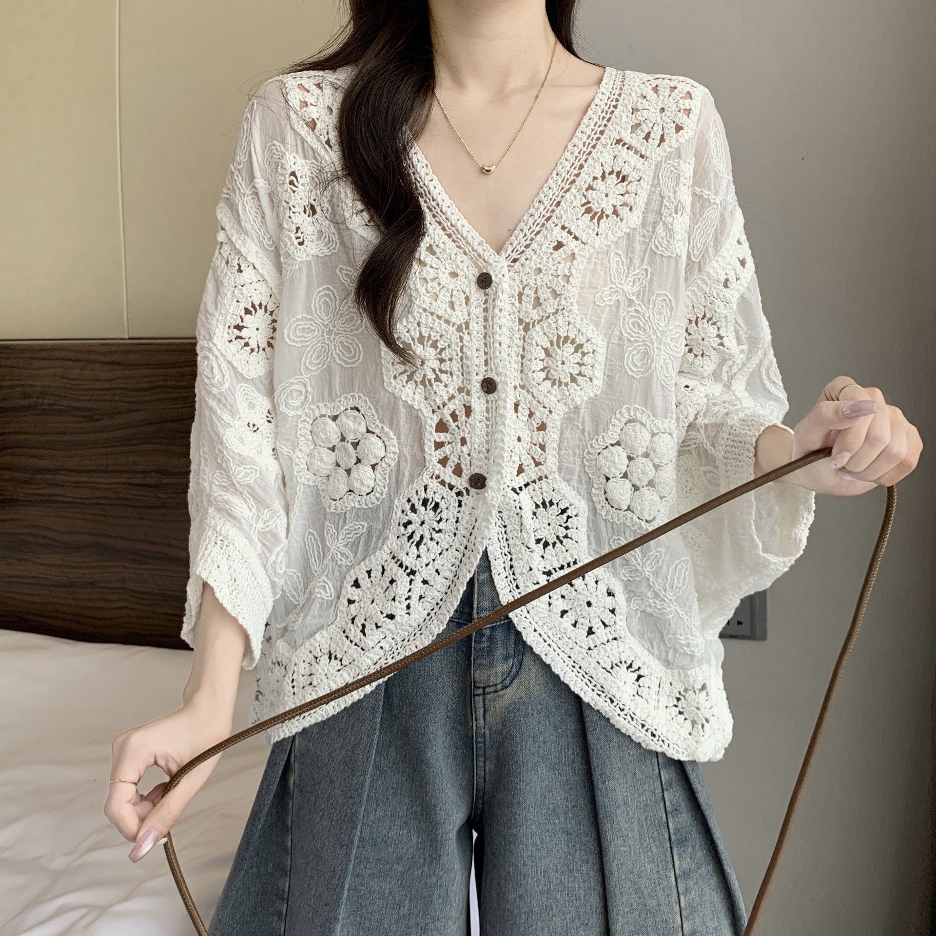波希米亞風鉤花鏤空 V 領襯衫 女夏大尺碼遮肚防曬罩衫外套