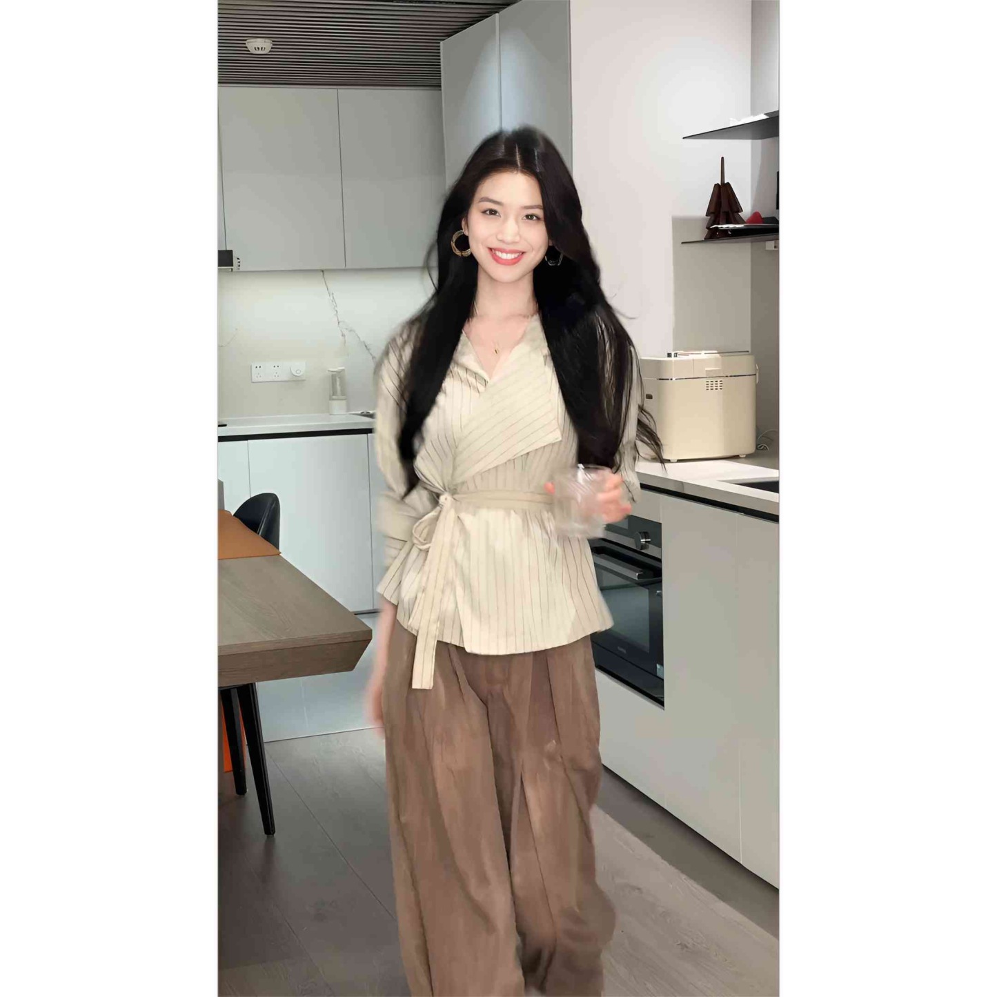 早春韓系風兩件組 設計感不規則 V 領長袖襯衫 + 闊腿褲