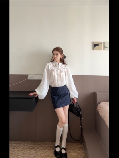 法式氣質溫柔風 鏤空刺繡燈籠袖襯衫+藏青色半裙