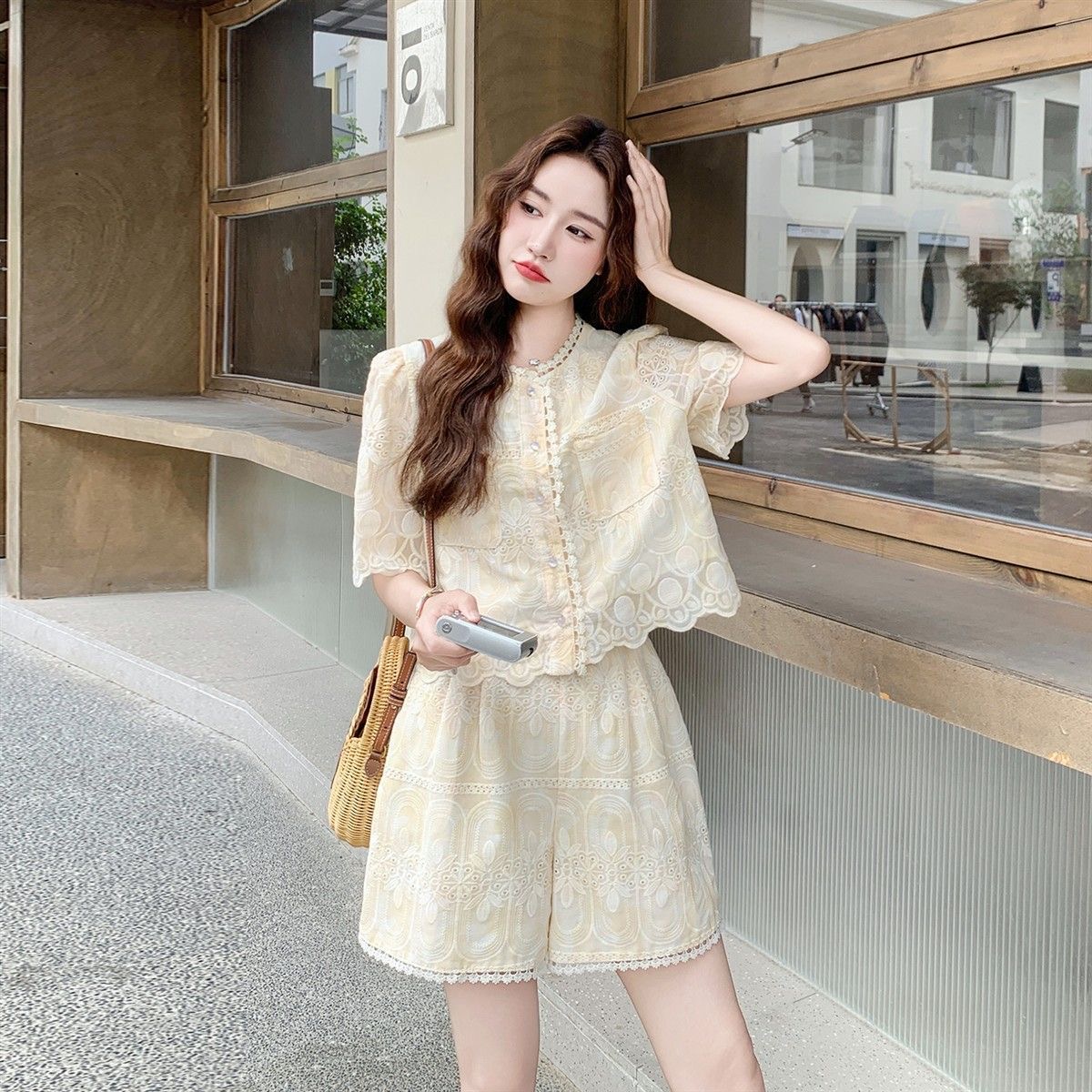 淺黃色蕾絲刺繡小香風套裝女  短袖上衣 + 短褲兩件組
