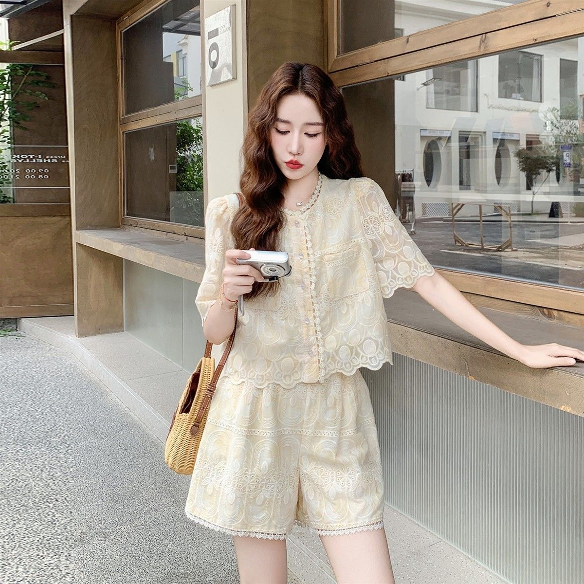 淺黃色蕾絲刺繡小香風套裝女  短袖上衣 + 短褲兩件組