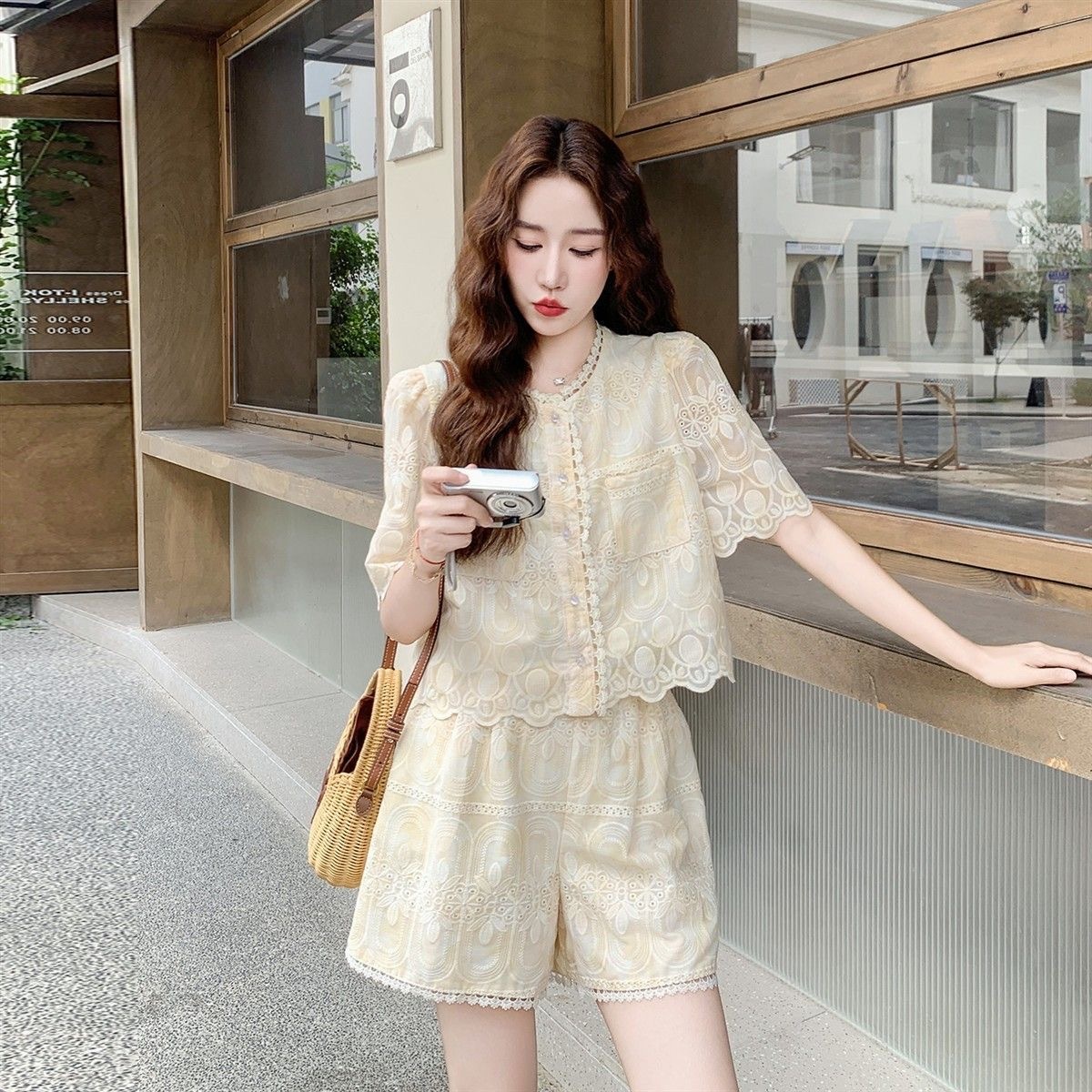 淺黃色蕾絲刺繡小香風套裝女  短袖上衣 + 短褲兩件組
